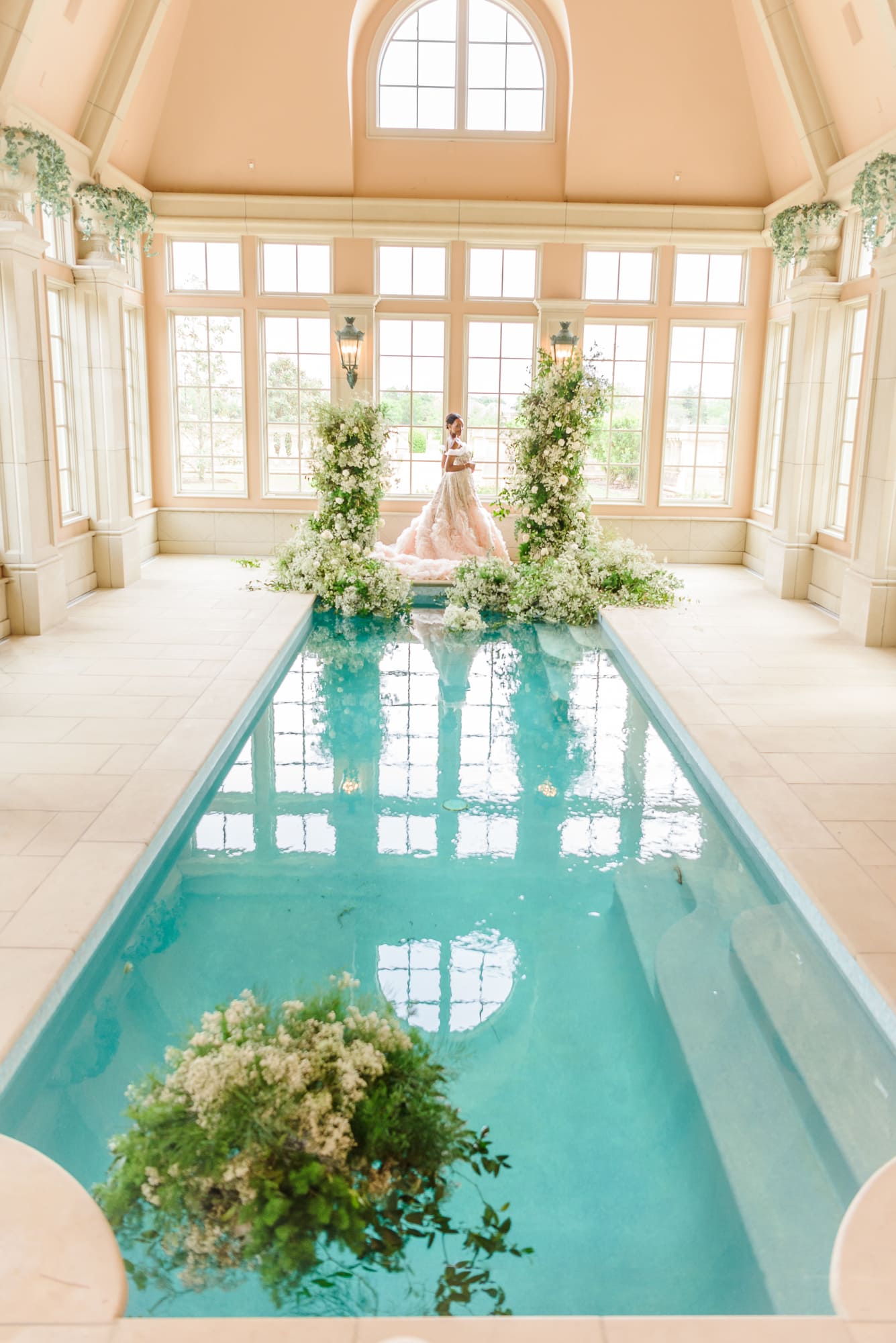 An amazing poolside picture idea would be to float bunches of flowers in the pool, as shown here.