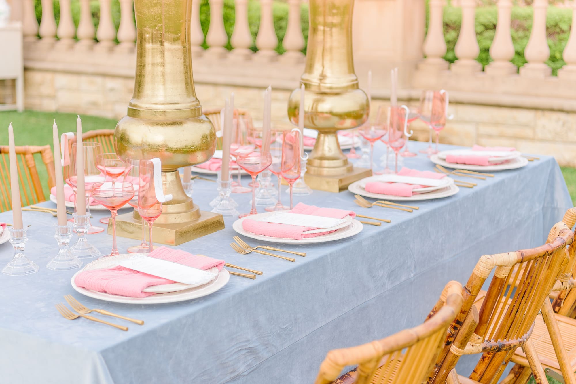 Weddings in summer colors might use pink, like in this pink table setting here.