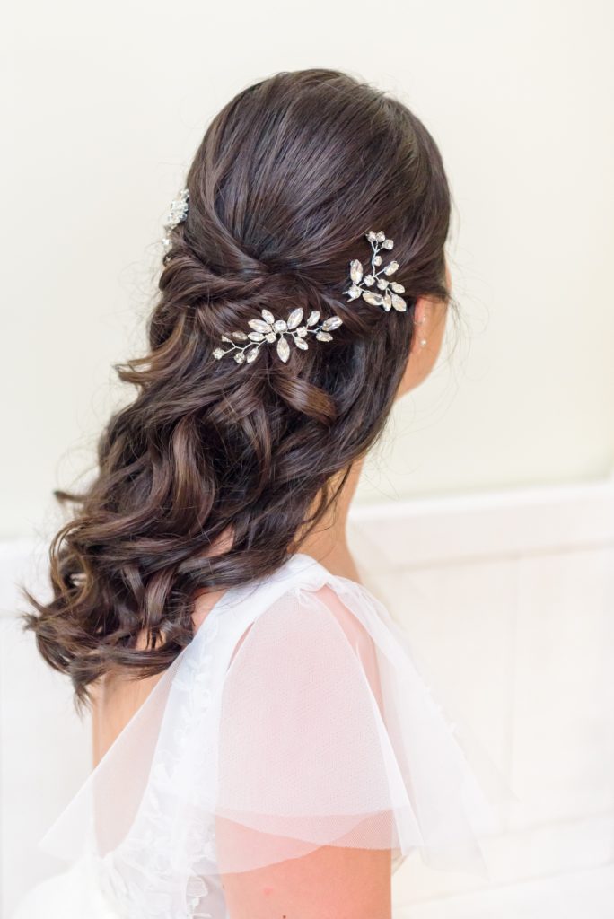 Gorgeous loose bridal hairstyle for long hair at these bridal photos at Alexander Homestead.